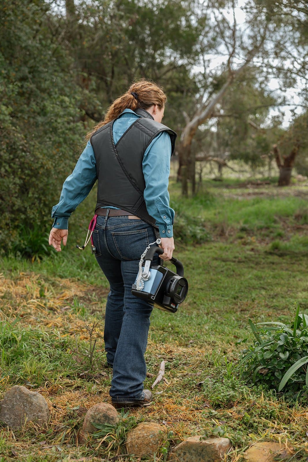 Carrying the cordless X-ray unit out to the horse